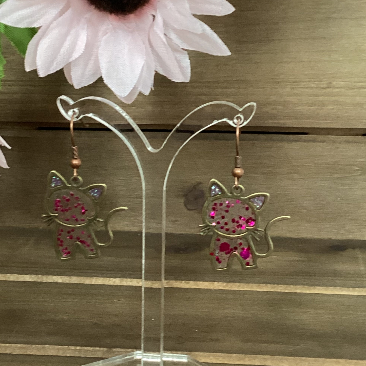 cat resin earring bronze color with pink