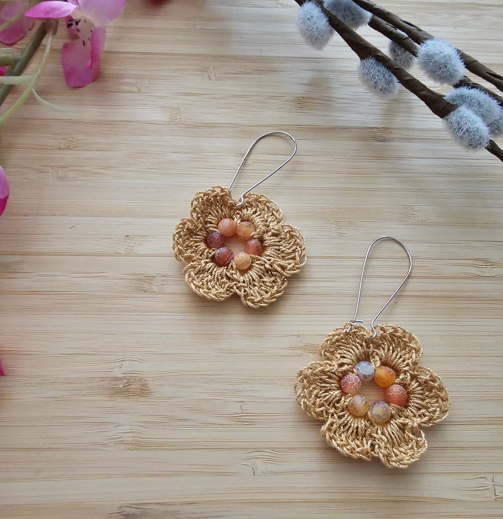 Crocheted flower earrings with agate beads gold