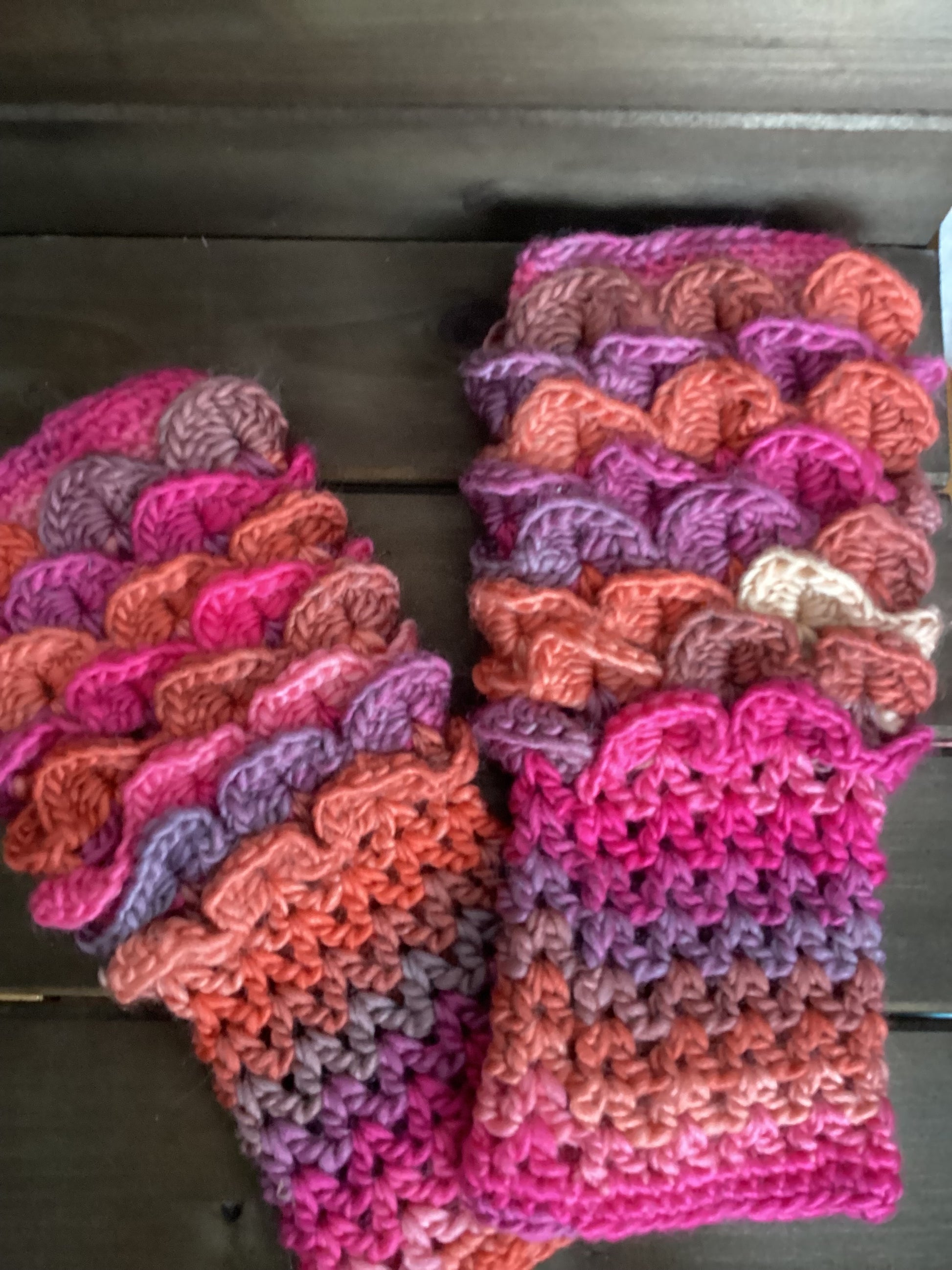 dragon scale fingerless gloves lollipop
ombre stitch cuff